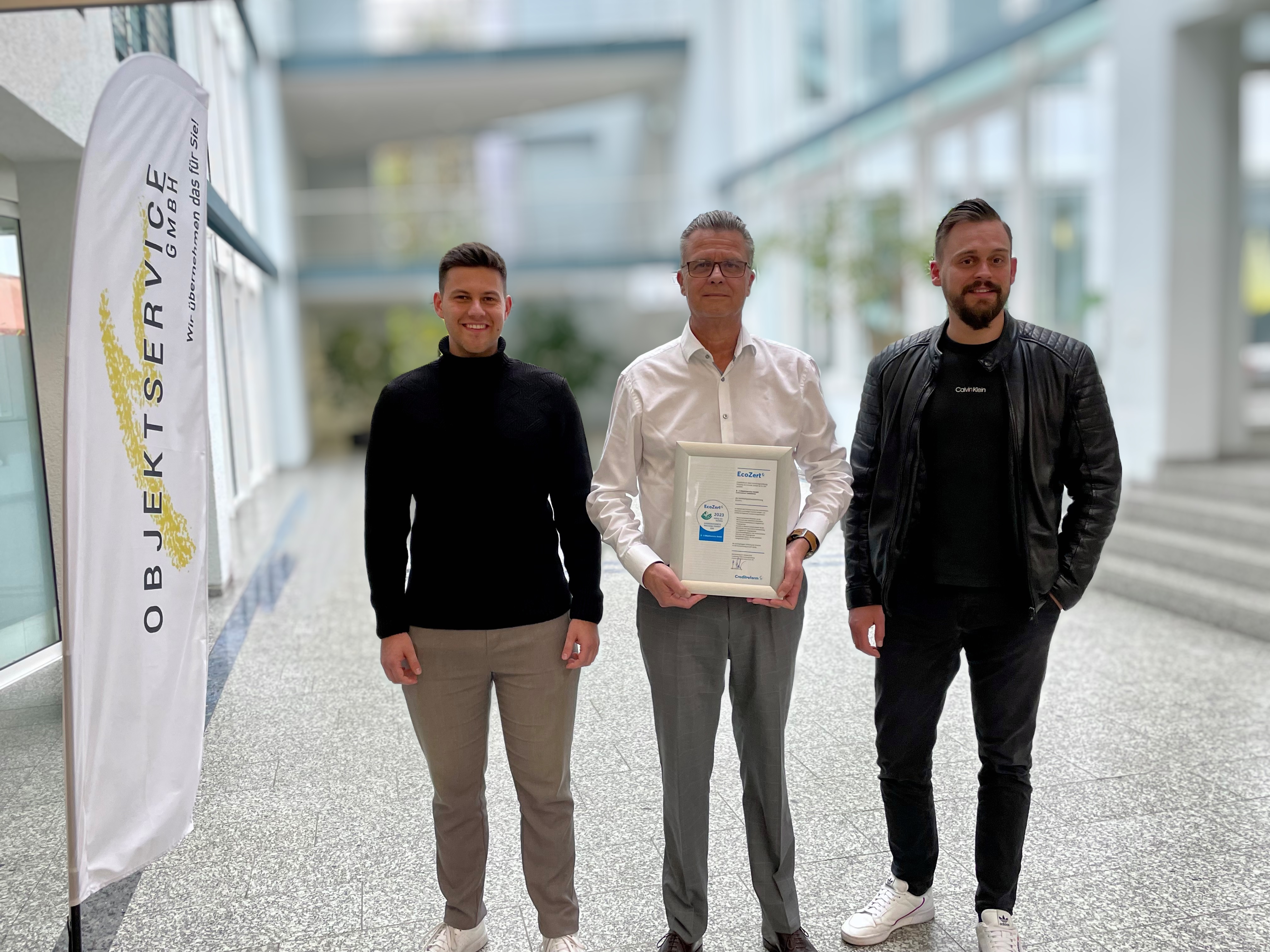 Von links nach rechts: Prokurist Felix Deckert, Geschäftsführer Thomas Deckert und Marcel Illing mit dem Creditreform EcoZert nach der Übergabe am 02.11.2023. Presse, Fachbeiträge & Neuigkeiten