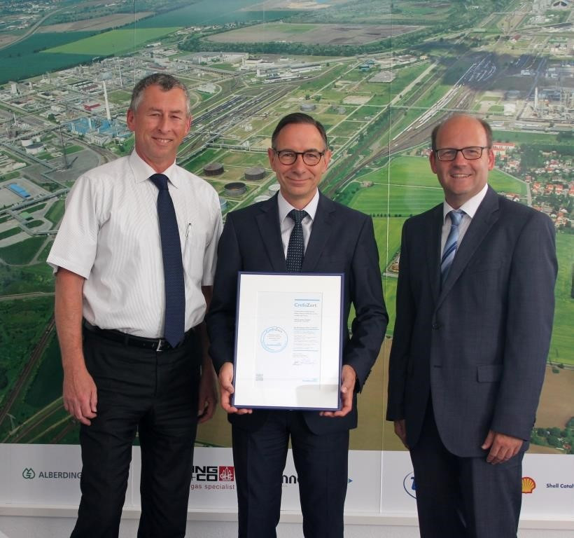 Geschäftsführer Dr. Christof Günther (m.) und der Leiter Controlling Andrè Schulz (r.) nahmen das CrefoZert von Markus Bachmeyer (Creditreform Halle/Dessau) entgegen. Geschäftsführer Dr. Christof Günther (m.) und der Leiter Controlling Andrè Schulz (r.) nahmen das CrefoZert von Markus Bachmeyer (Creditreform Halle/Dessau) entgegen.