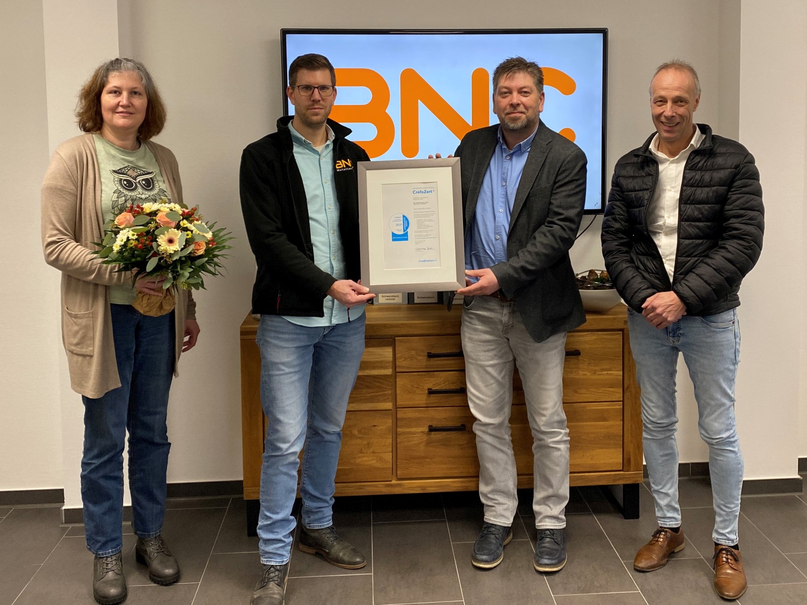 v.l.: Tanja Dall, Buchhaltung, BNC Metalltechnik; Marcel Tallen, Geschäftsführer, BNC Metalltechnik; Hans-Jürgen de Vries, Creditreform Leer; Frank Przygodda, Geschäftsführer, BNC Metalltechnik
