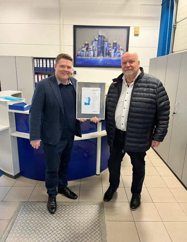 Übergabe CrefoZert Pro Design Messebau GmbH Übergabe CrefoZert Pro Design Messebau GmbH