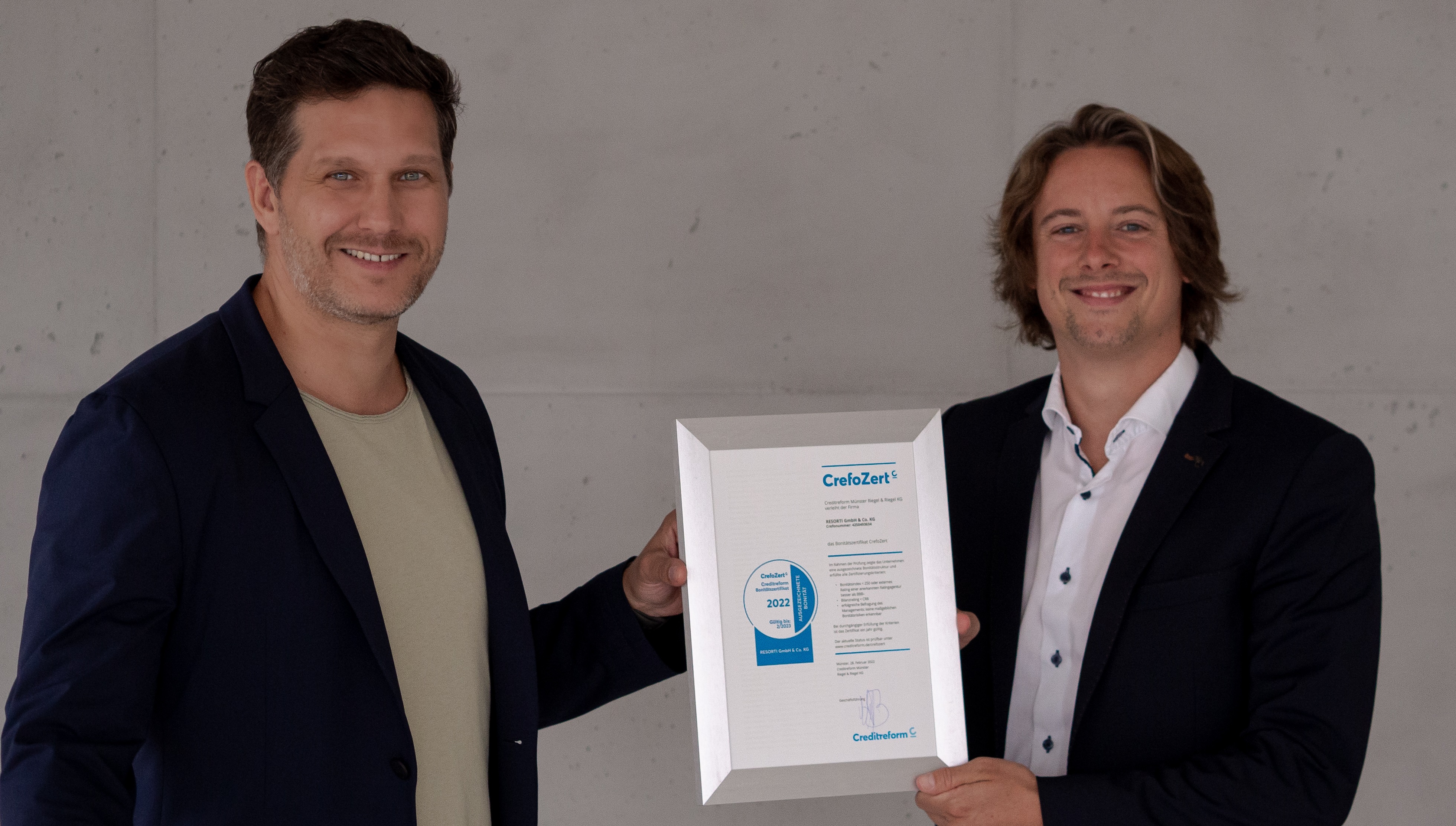 RESORTI erhält CrefoZert Felix Elting übergibt CrefoZert an Daniel Bertmann, CEO RESORTI