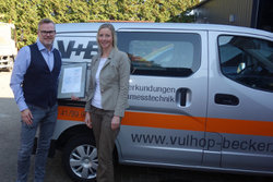 Vulhop + Becker-Geschäftsführer Tim Becker und Creditreform Oldenburg-Kundenberaterin Stefanie Loges bei der Übergabe des Zertifikats News-Details