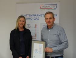 Creditreform Oldenburg-Kundenberaterin Stefanie Loges mit THERMOTEC-Geschäftsführer Dipl.-Ing. Hermann Petermann bei der Übergabe des Zertifikats News-Details