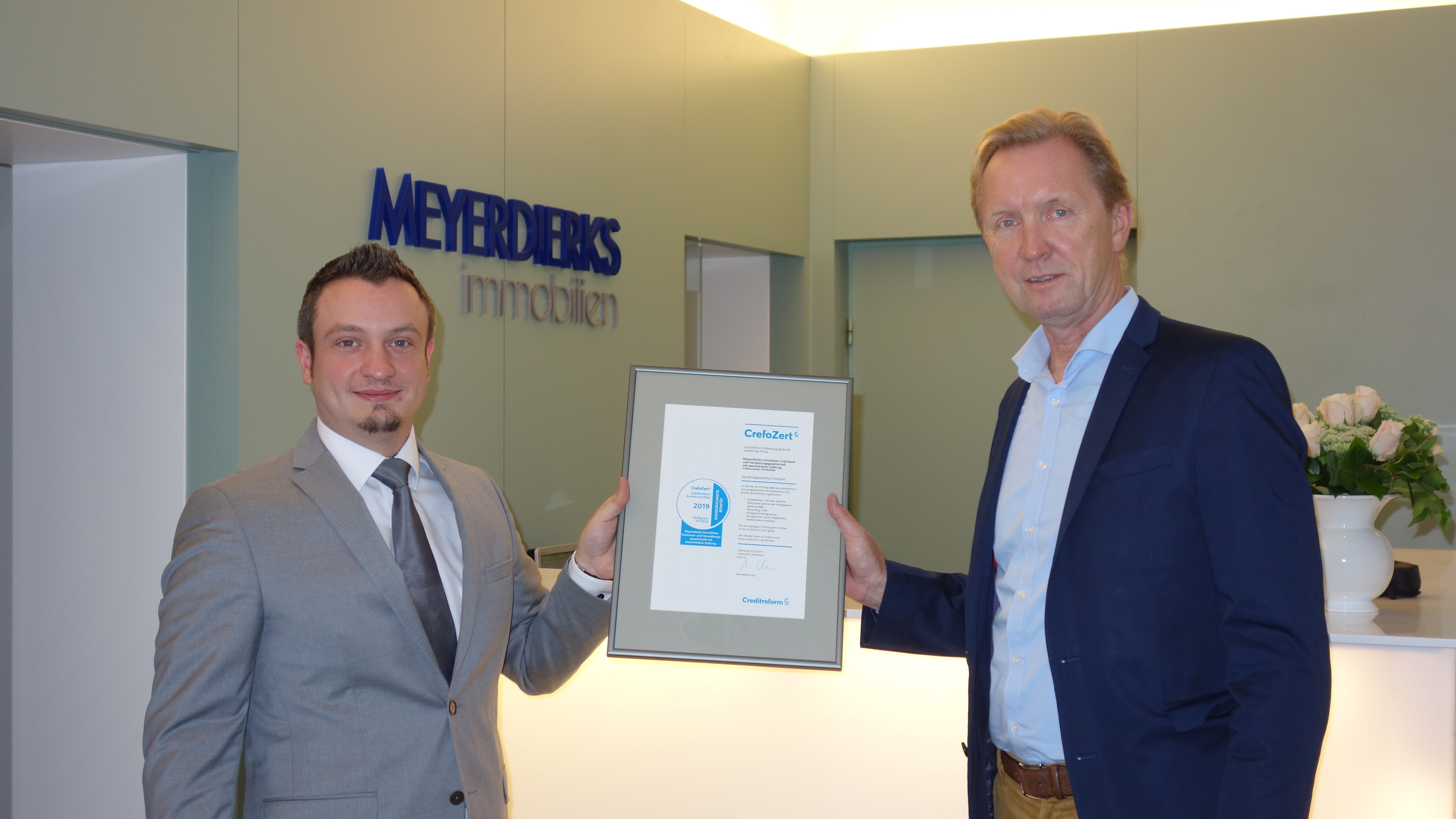 Creditreform Oldenburg Crefozert Verleihung Meyerdierks Immobilien Treuhand und Verwaltungsgesellschaft mbH Raffael mit Andree Meyerdierks