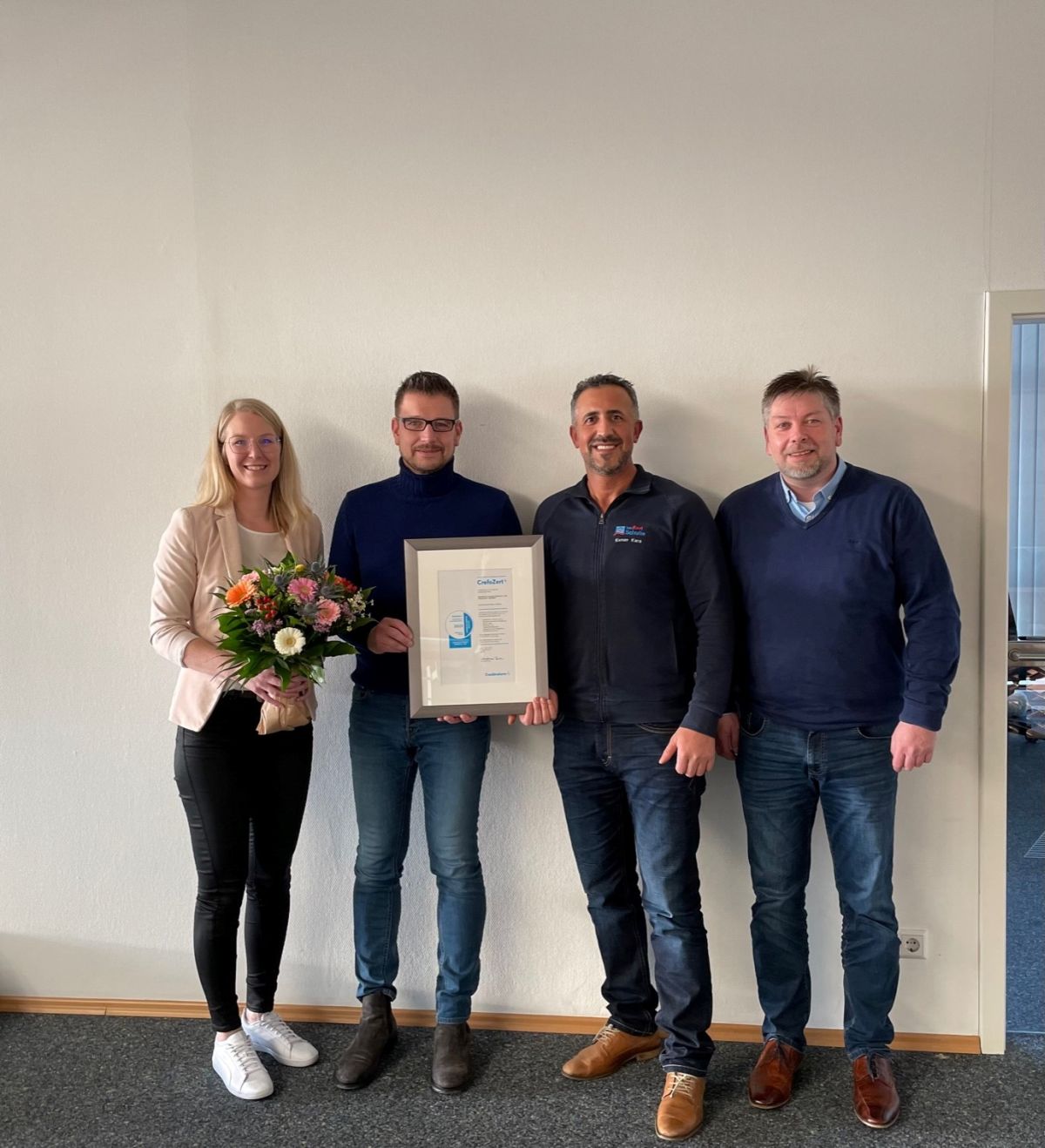 V.l.: Fenna Diddens, Creditreform Leer; André Meyer, Kenan Kara, Bauzentrum Schulte GmbH & Co. KG; Hans-Jürgen de Vries, Creditreform Leer