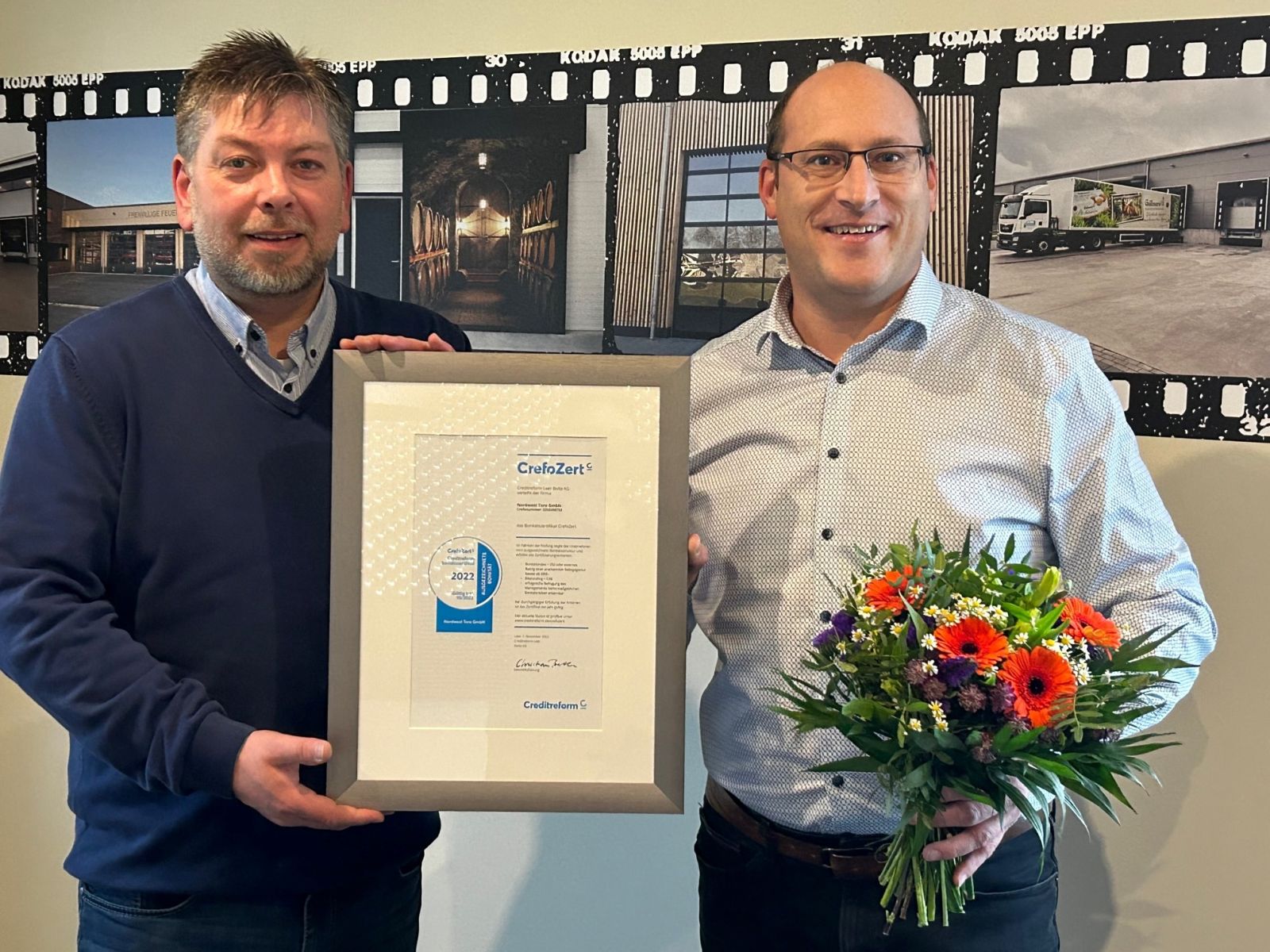 V.l.: Hans-Jürgen de Vries, Creditreform Leer; Stephan Kreklau, Nordwest Tore GmbH