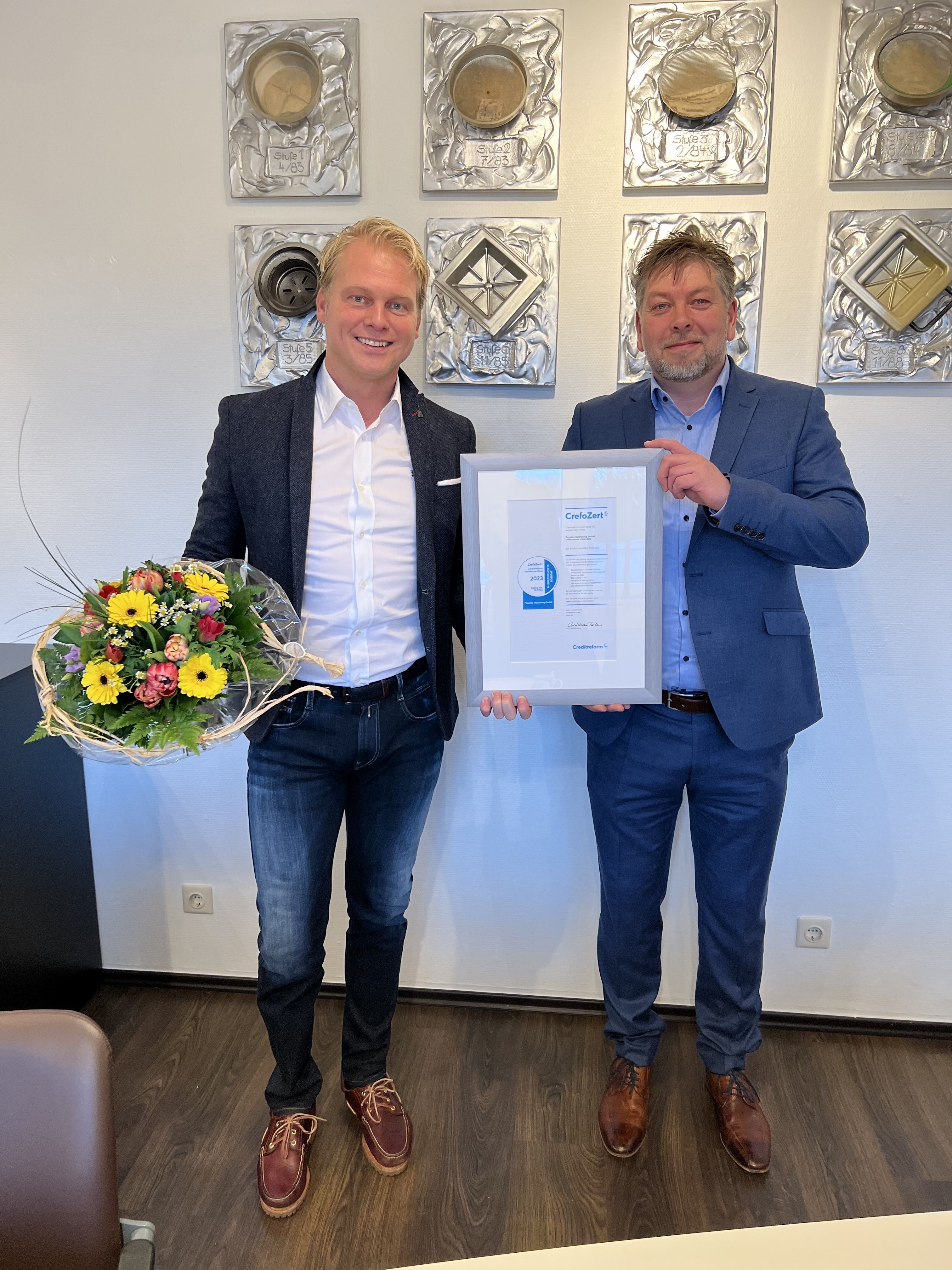 V.l.: Florian Gesen, Pagatec Operating GmbH, Hans-Jürgen de Vries, Creditreform Leer