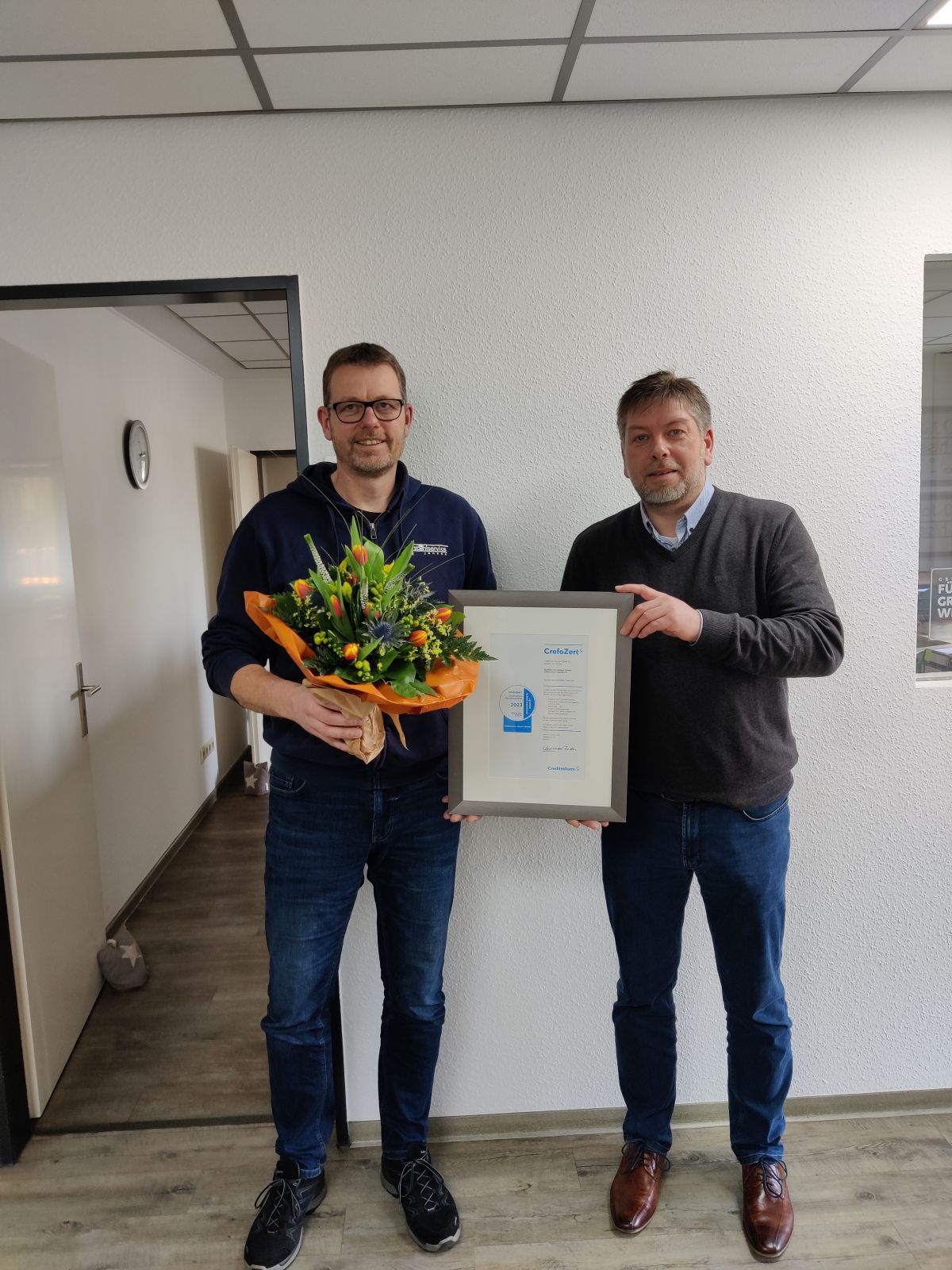 V.l.: Andreas Jansen, Stahlservice Jansen GmbH ; Hans-Jürgen de Vries, Creditreform Leer