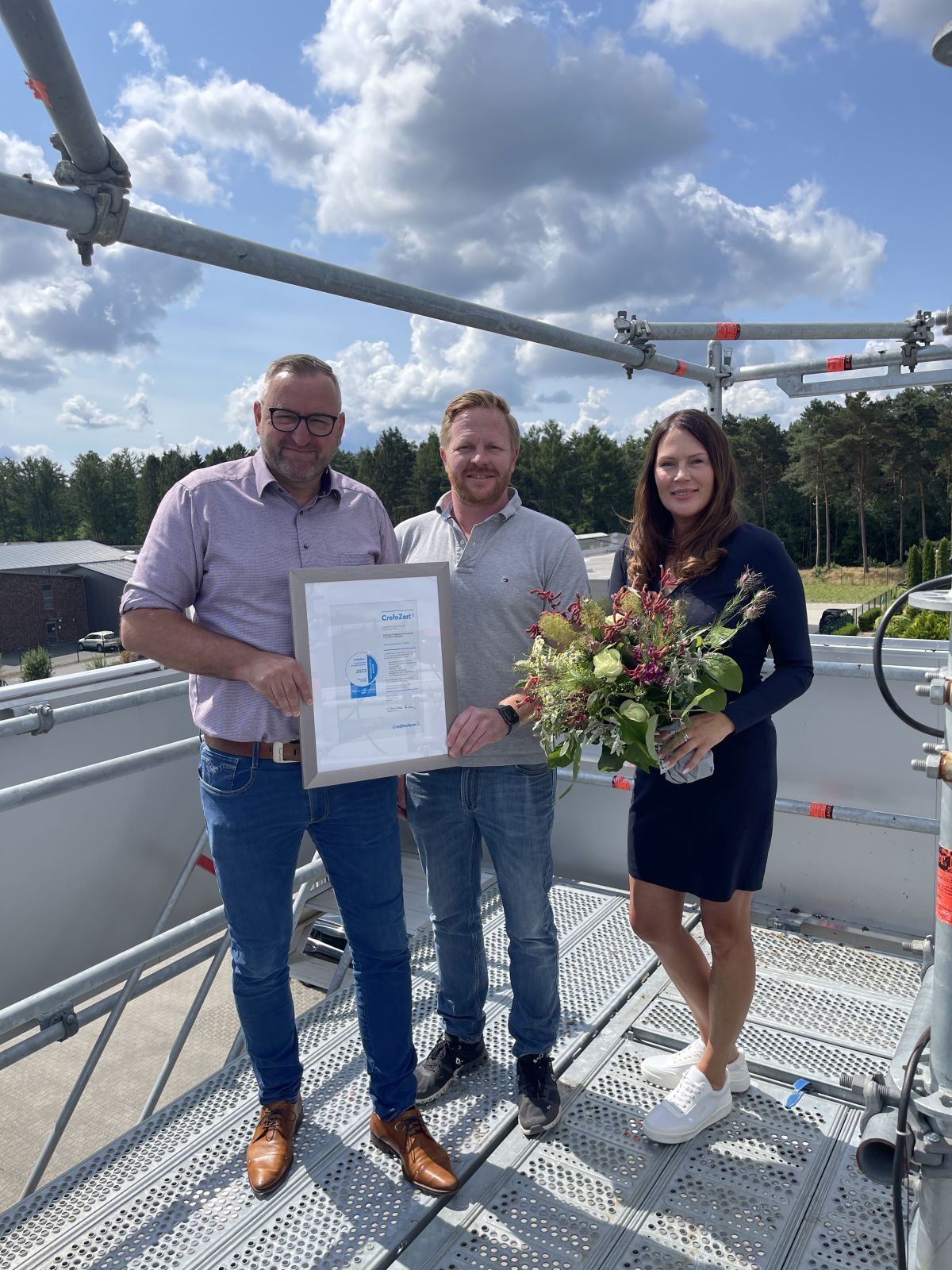 V.l. Geschäftsführer Hardy Stricker und Daniel Buten, NP Nüsse Arbeitssicherheit GmbH; Manuela Meyer Creditreform Leer