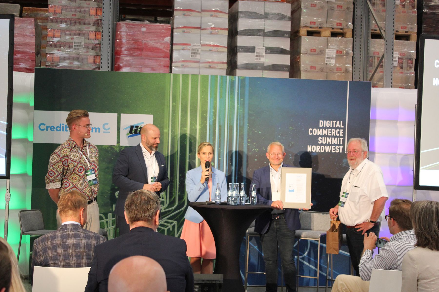 V.l. Felix Kunert, ImmerBunt GmbH; Roland Reiser, Creditreform Rating AG; Ilka Gronewold, Moderatorin Digital Commerce Summit Nordwest; Thimo Schulz, Geschäftsführer L.I.T. Lager & Logistik GmbH, Fokke Fels, Inhaber L.I.T. Gruppe