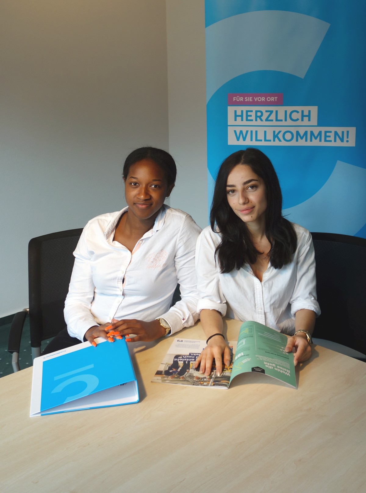 Creditreform Oldenburg neue Azubis Aimeé Zozo und Shiva Nazari 