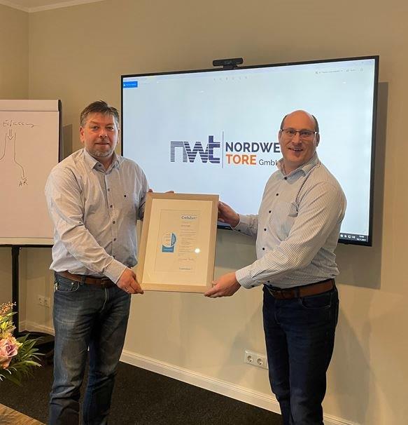 V.l. Hans-Jürgen de Vries, Creditreform Leer, Stephan Kreklau, Nordwest Tore GmbH