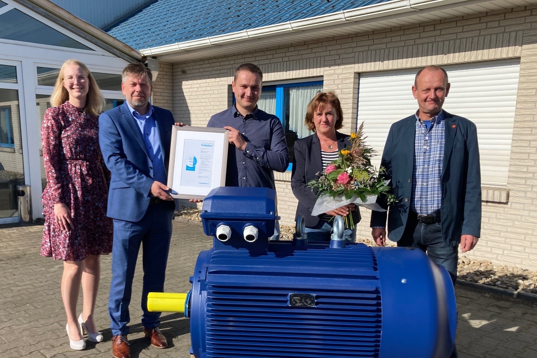 v.l.: Fenna Diddens, Hans-Jürgen de Vries, Creditreform Leer; Jens Rosen, Luzia und Ralf Rosen, Elektrim Hermann Rosen GmbH & Co. KG v.l.: Fenna Diddens, Hans-Jürgen de Vries, Creditreform Leer; Jens Rosen, Luzia und Ralf Rosen, Elektrim Hermann Rosen GmbH & Co. KG