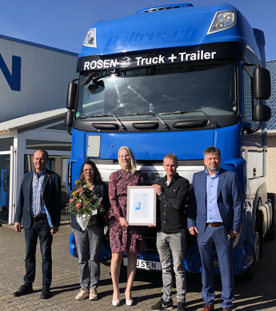 v.l.: Ralf Rosen, Geschäftsführung, Rita Dokters, kfm. Leitung, Rosen Truck + Trailer GmbH; Fenna Diddens, Creditreform Leer; Thomas Rosen; Hans-Jürgen de Vries, Creditreform Leer