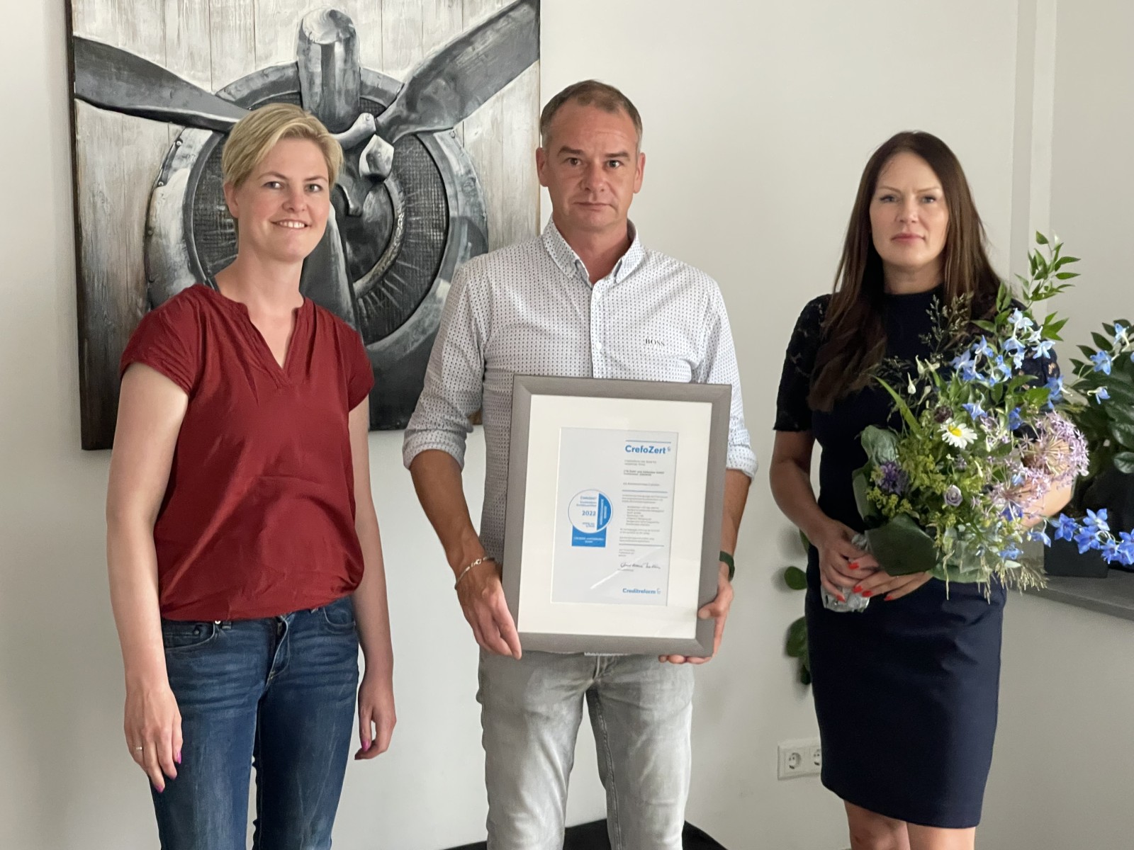 V.l.: Christine Glade, Büroservice Glade; Frank Lögering, Geschäftsführer LTN Stahl- und Hallenbau GmbH; Manuela Meyer, Creditreform Leer V.l.: Christine Glade, Büroservice Glade; Frank Lögering, Geschäftsführer LTN Stahl- und Hallenbau GmbH; Manuela Meyer, Creditreform Leer