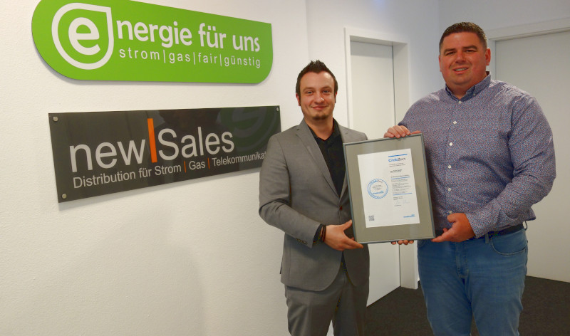 v. l.: Raffael Mita, Kundenberater, Creditreform Oldenburg Bolte KG; Pascal Hemker, Geschäftsführer, new Sales GmbH v. l.: Raffael Mita, Kundenberater, Creditreform Oldenburg Bolte KG; Pascal Hemker, Geschäftsführer, new Sales GmbH