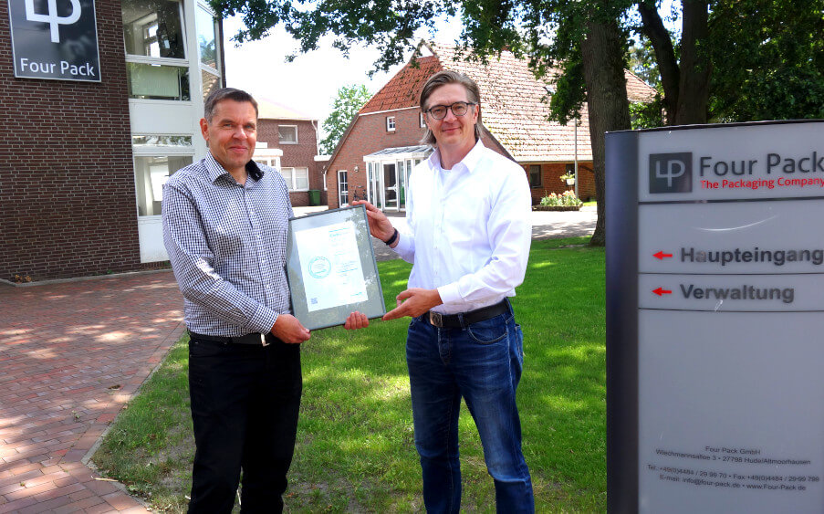Roland Schoch, Prokurist der Firma Four Pack GmbH, und Kundenberater Frank Firneisen, Creditreform Oldenburg. Roland Schoch, Prokurist der Firma Four Pack GmbH, und Kundenberater Frank Firneisen, Creditreform Oldenburg.