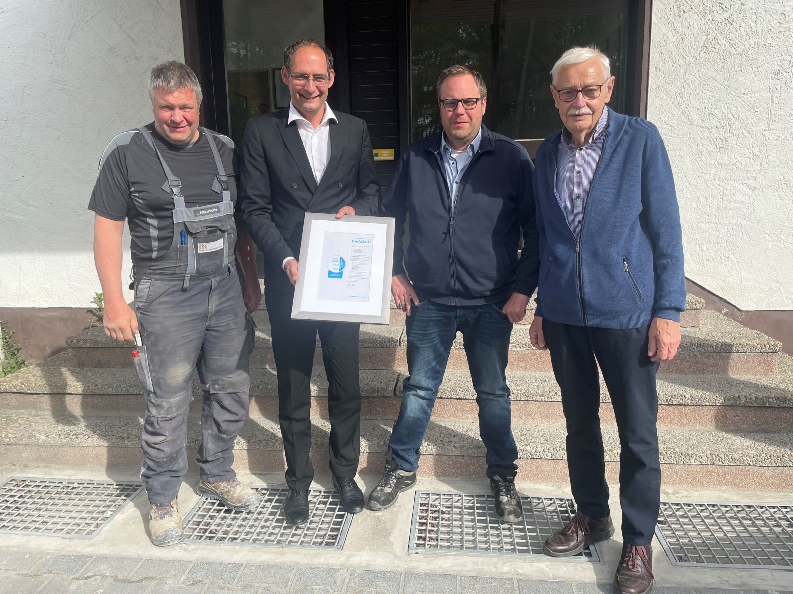 V.l. Lars Kleinekorte, Jochen Dornseifer (Creditreform Paderborn), Tone Kleinekorte und Jan Kleinekorte, D + B Decken und Betonfertigteil GmbH V.l. Lars Kleinekorte, Jochen Dornseifer (Creditreform Paderborn), Tone Kleinekorte und Jan Kleinekorte, D + B Decken und Betonfertigteil GmbH