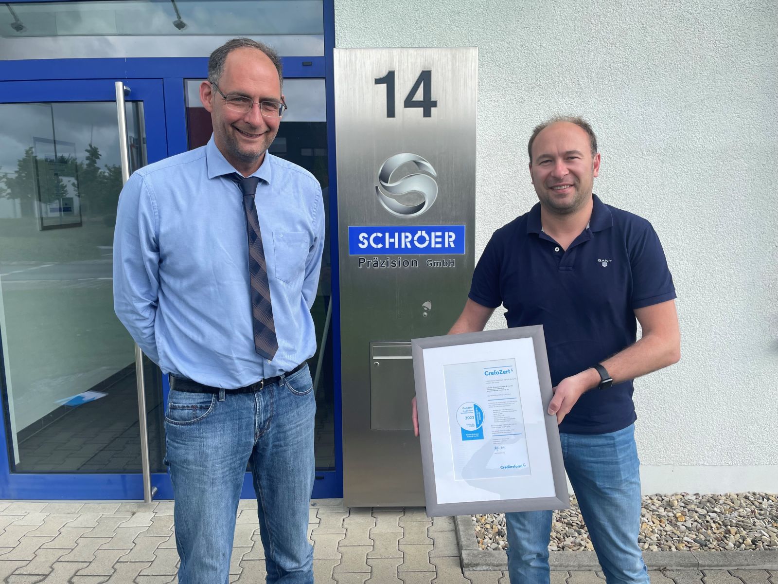 V.l. Jochen Dornseifer, Creditreform Paderborn; Marc Adams, Schröer Präzision GmbH & Co. KG