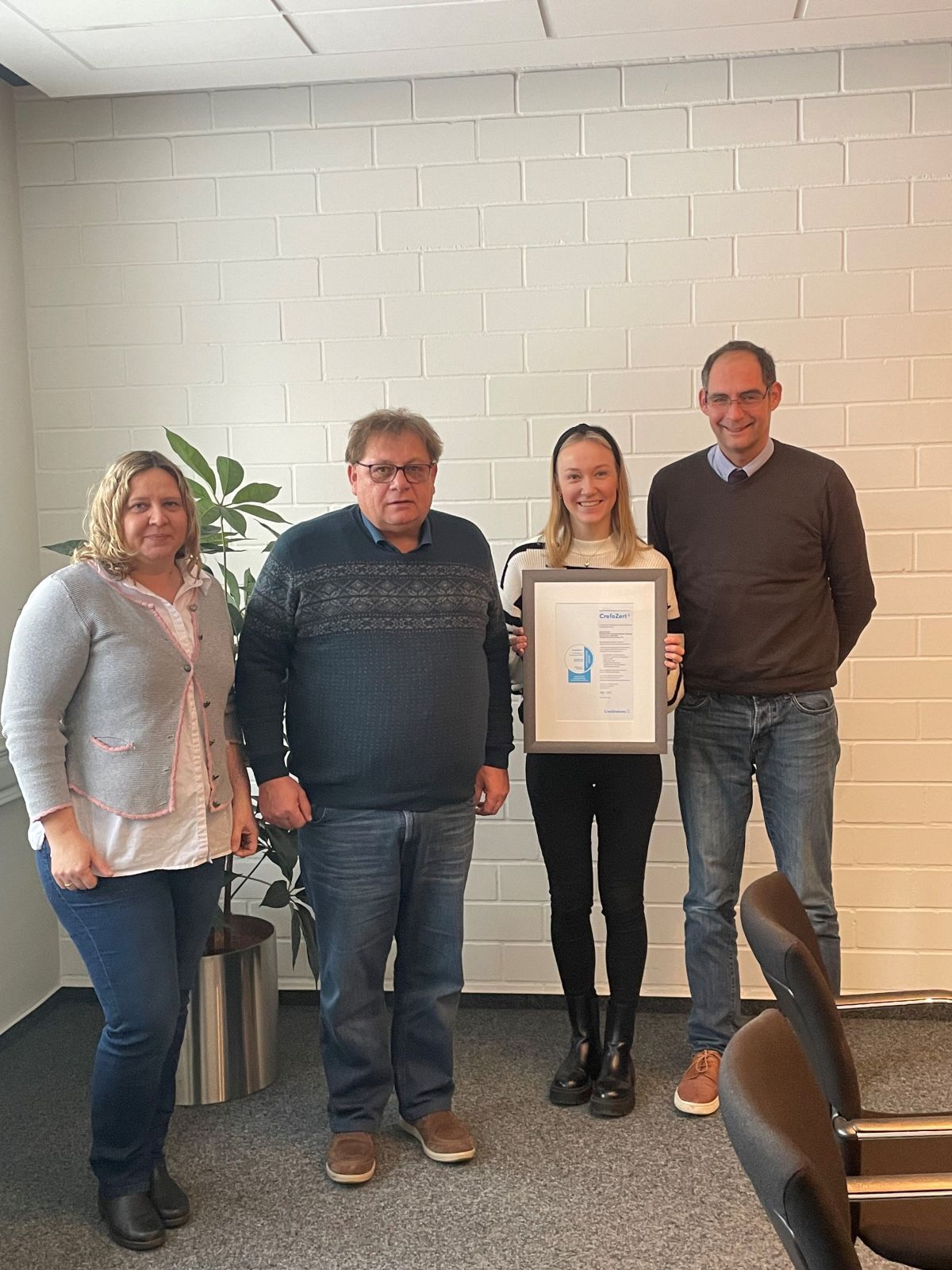 V.l.: Nelly Fast, Dietmar Schulte, Felicitas Mersch; Josef Schulte Gesellschaft mit beschränkter Haftung; Jochen Dornseifer, Creditreform Paderborn