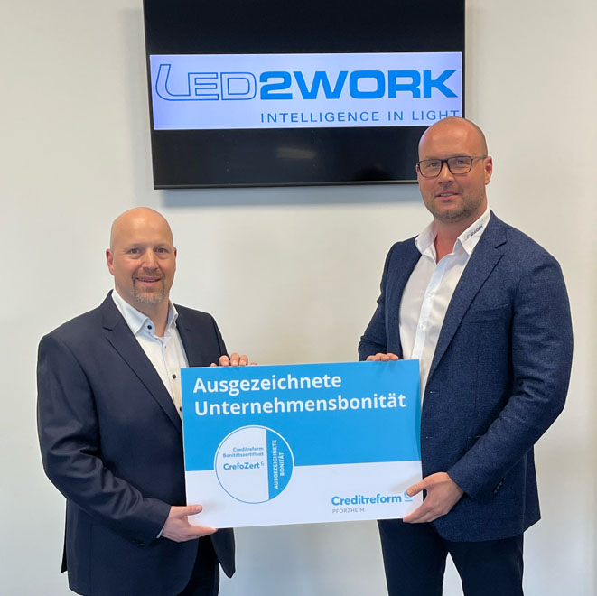 Bild v.r.: Jan Schiga (LED2WORK), Stephan Bellon (Creditreform) News-Details