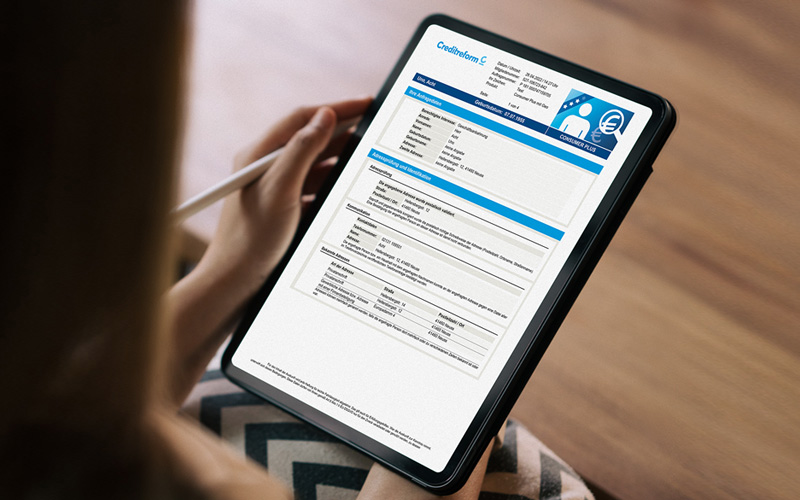 Abbildung einer Creditreform Consumer Plus Auskunft auf einem Tablet