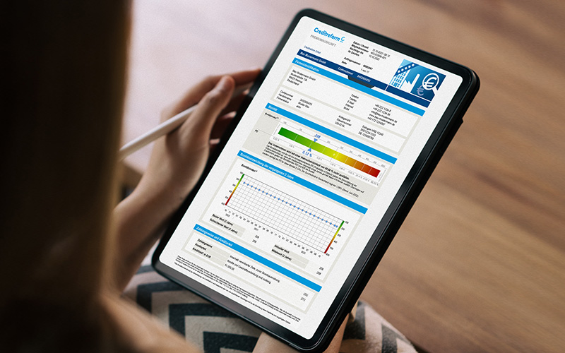 Abbildung einer Creditreform Premiumauskunft auf einem Tablet